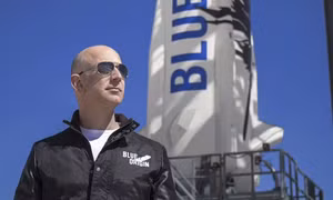 Cuộc đua của các tỷ phú: Jeff Bezos dẫn trước, bay vào vũ trụ trong tháng tới