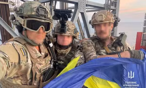Ukraine tuyên bố cắm cờ ở một vị trí chiến lược quan trọng ở Biển Đen sau khi quân Nga rút lui