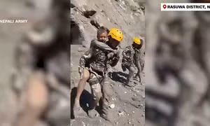 6 giờ sinh tử trong đường hầm ngập lũ bùn, nhóm công nhân Nepal may mắn sống sót