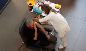 Omicron có thể đưa Israel đến miễn dịch cộng đồng, thay vì vaccine