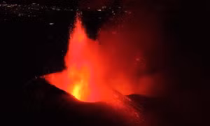 Núi lửa Etna phun trào thổi tro bụi kín trời, Sicily tê liệt hàng không