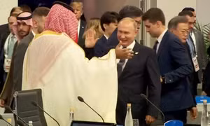 Tổng thống Putin đập tay 'high-five' chào Thái tử Saudi Arabia