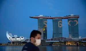 Số ca COVID-19 tăng vọt hé lộ hai thực trạng khác biệt tại Singapore
