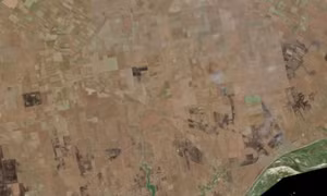 Nông dân Ukraine tuyệt vọng nhìn ruộng cháy trong cuộc chiến UAV