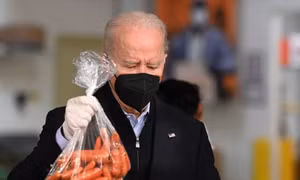 Tổng thống Biden và phu nhân đóng gói thực phẩm cứu trợ người đói