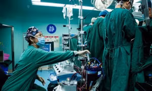 Cuộc chiến nảy lửa trên thị trường thuốc trị ung thư Trung Quốc