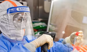 Trung Quốc xét nghiệm hàng chục ngàn mẫu máu ở Vũ Hán để điều tra nguồn gốc COVID-19