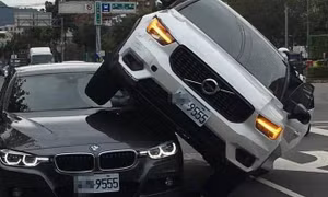 Vợ nổi máu ghen phi ô tô chồm lên nóc xe BMW chồng đang chở bồ