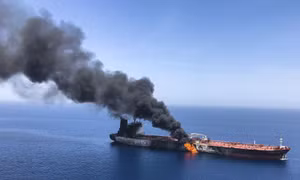 Hai tàu dầu bốc cháy sau khi đi qua bãi thủy lôi ở eo biển Hormuz
