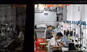 Ngành may mặc Trung Quốc lao đao tìm lối thoát khi Mỹ bỏ miễn thuế với gói hàng nhỏ