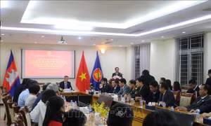 Trưởng Ban Tuyên giáo và Dân vận Trung ương gặp gỡ cộng đồng người Việt Nam tại Campuchia