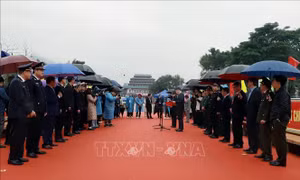 Thông quan xuất nhập cảnh cho du khách và cư dân biên giới qua cửa khẩu Hoành Mô