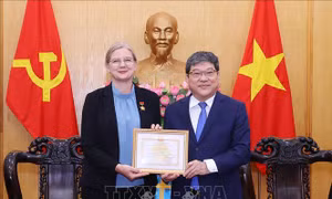 Trao Kỷ niệm chương 'Vì sự nghiệp đào tạo, bồi dưỡng lý luận chính trị' tặng Đại sứ Thụy Điển