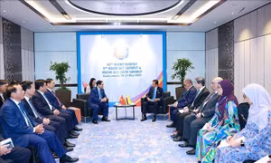 Thủ tướng Phạm Minh Chính gặp Quốc vương Brunei Hassanal Bolkiah