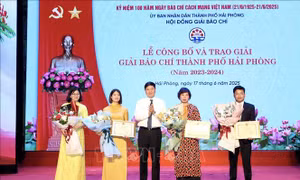 Trao thưởng cho các tác giả có tác phẩm báo chí xuất sắc