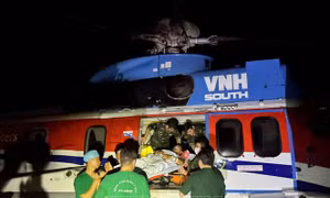 Trực thăng Binh đoàn 18 bay cấp cứu hai bệnh nhân nặng từ Trường Sa vào đất liền