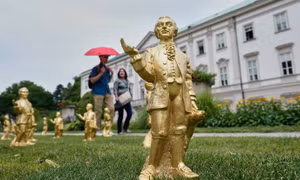Hơn 200 tượng Mozart mạ vàng bị đánh cắp