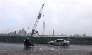 Dông lốc cuốn sập mái vòm chợ, hàng chục căn nhà bị tốc mái ở Cần Thơ