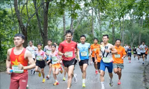 Sôi nổi giải chạy ‘Những dấu chân trên miền hồ biếc’