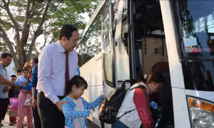 Hỗ trợ người dân về quê đón Tết trên mọi nẻo đường