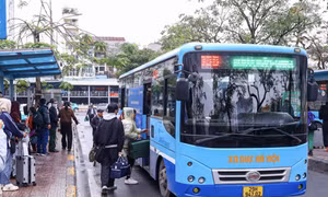 Xe buýt, tàu điện Hà Nội phục vụ miễn phí gần 6 triệu lượt khách dịp Tết