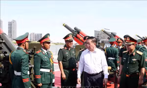 Trưởng Ban Tuyên giáo và Dân vận Trung ương thăm lực lượng tham gia diễu binh, diễu hành