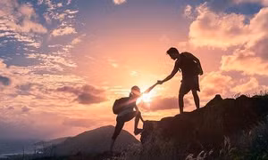 Làm việc thiện 2 giờ mỗi tuần giúp não bộ trẻ lâu hơn