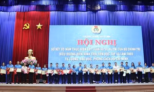 Học theo Bác, công nhân thi đua lao động giỏi