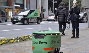Uber Eats lần đầu giao hàng bằng robot tại Nhật Bản