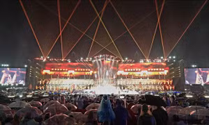 Đông đảo nhân dân, du khách đội mưa thưởng thức concert ‘Quảng Ninh - Thành phố rạng rỡ tương lai’
