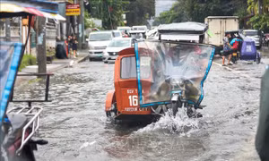 Hàng nghìn người Philippines sơ tán do lũ lụt sau bão Wipha