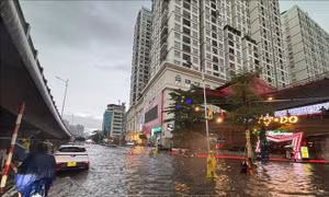 Giờ tan tầm mưa to, một số tuyến phố Hà Nội ngập úng