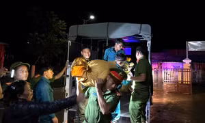 Quân đội tích cực di dời khẩn cấp người dân khỏi khu vực tiềm ẩn nguy cơ sạt lở