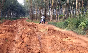 Đường thi công dang dở do thiếu vốn