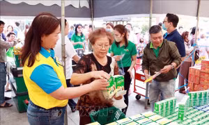 Tết nghĩa tình - Xuân chia sẻ trên thành phố mang tên Bác