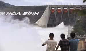 Mở một cửa xả đáy hồ Hòa Bình