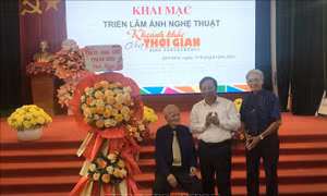 Nghệ sỹ 109 tuổi làm triển lãm 'Khoảnh khắc của thời gian'
