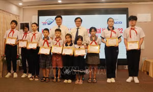 Tiếp thêm động lực cho học sinh nghèo vượt khó