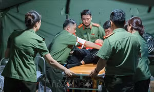 Trạm y tế dã chiến cấp cứu kịp thời một người dân bị ngã, co giật khi chờ xem tổng duyệt