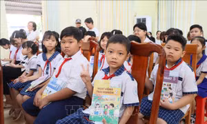 Từng bước thực hiện phổ cập sách giáo khoa miễn phí