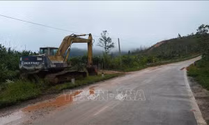 Đèo Văn Rơi một bên sạt lở, một bên dang dở