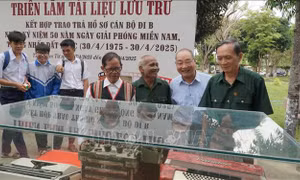 Triển lãm 300 tài liệu, hiện vật ảnh quý và trao trả hồ sơ cán bộ đi B