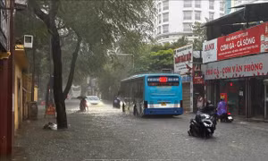 Hà Nội: Khuyến cáo người dân hạn chế di chuyển qua các điểm úng ngập