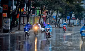 Không khí lạnh gây mưa dông trên đất liền, gió mạnh trên biển