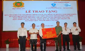 Bộ Công an trao tặng quà Tết ở Cần Thơ