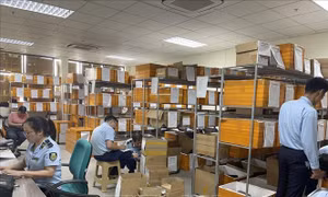 Cao điểm chống buôn lậu: Phạt doanh nghiệp kinh doanh hơn 4.000 pin điện thoại nhập lậu
