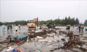 Ngư dân phải dỡ thuyền do bị mắc cạn
