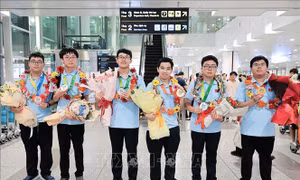 Đoàn Việt Nam trở về sau Kỳ thi Olympic Toán học Quốc tế (IMO) 2026