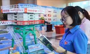 Khai mạc trưng bày chuyên đề 'Tổ quốc nhìn từ biển'