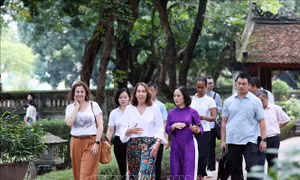 Chủ tịch Thượng viện Australia Sue Lines thăm Văn Miếu - Quốc Tử Giám